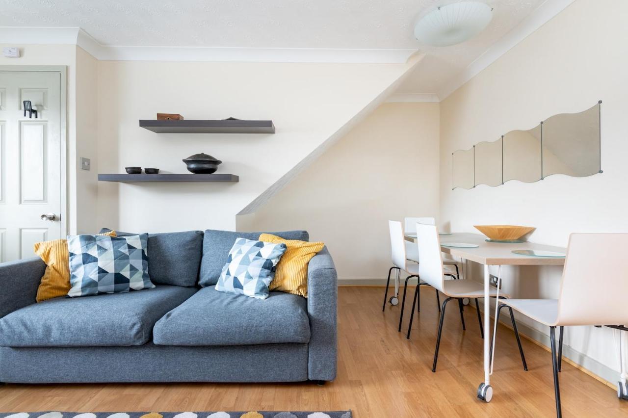 Lovely Townhouse With Parking - Pass The Keys