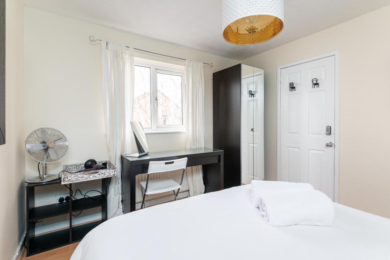 Lovely Townhouse With Parking - Pass The Keys * York