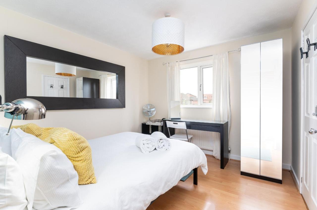 Lovely Townhouse With Parking - Pass The Keys *