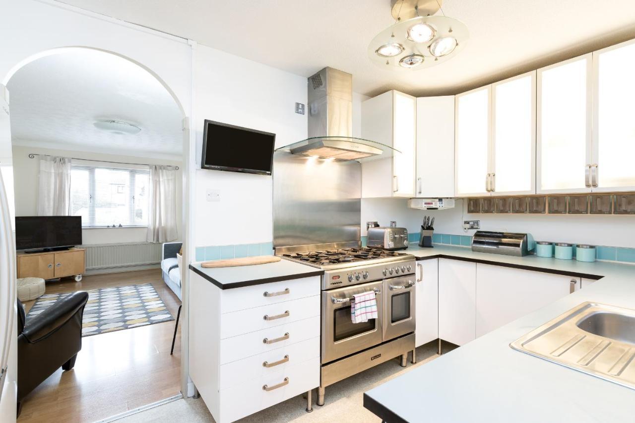 Lovely Townhouse With Parking - Pass The Keys *