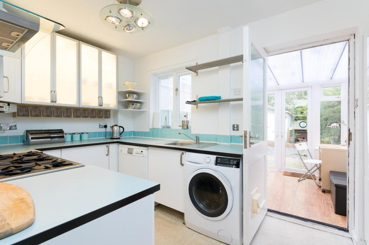 Lovely Townhouse With Parking - Pass The Keys *