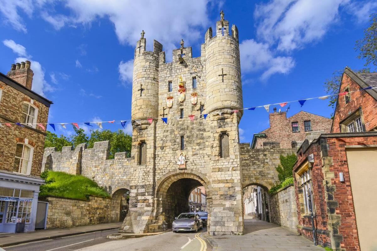 Lovely Townhouse With Parking - Pass The Keys York
